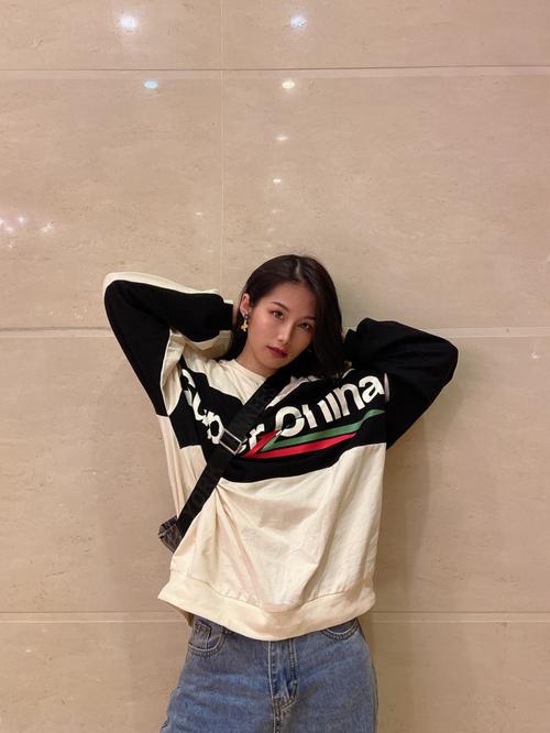 黑白卫衣配什么裤子