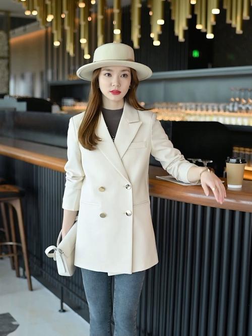 西服外套怎么搭配衣服好看吗