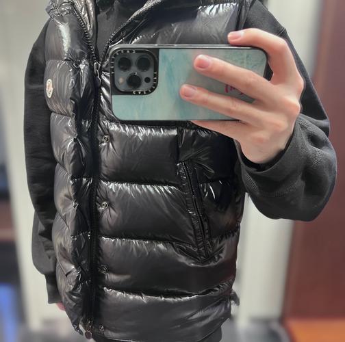 黑色马甲羽绒服怎么搭配图片