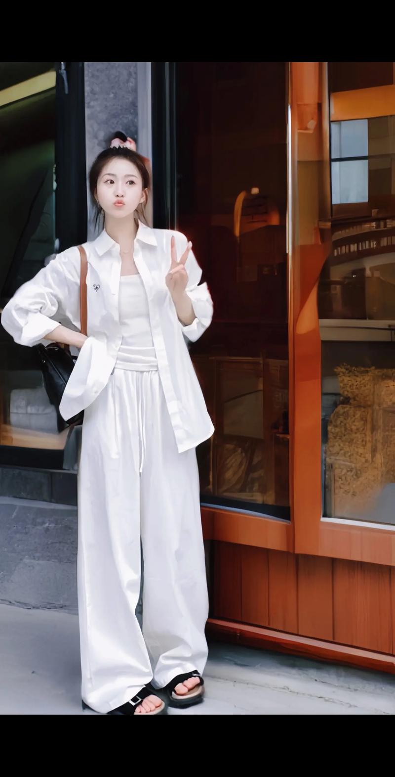 长款的白色衬衫怎么搭配