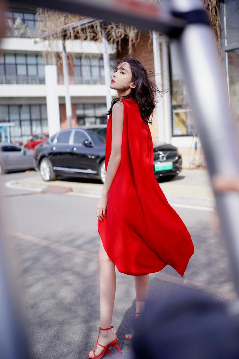 一身红色连衣裙怎么搭配