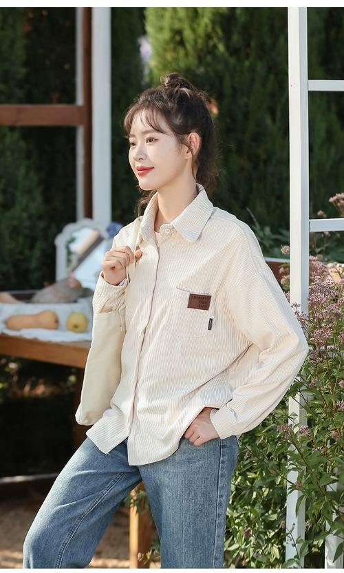 米色长款衬衣怎么搭配什么裤子