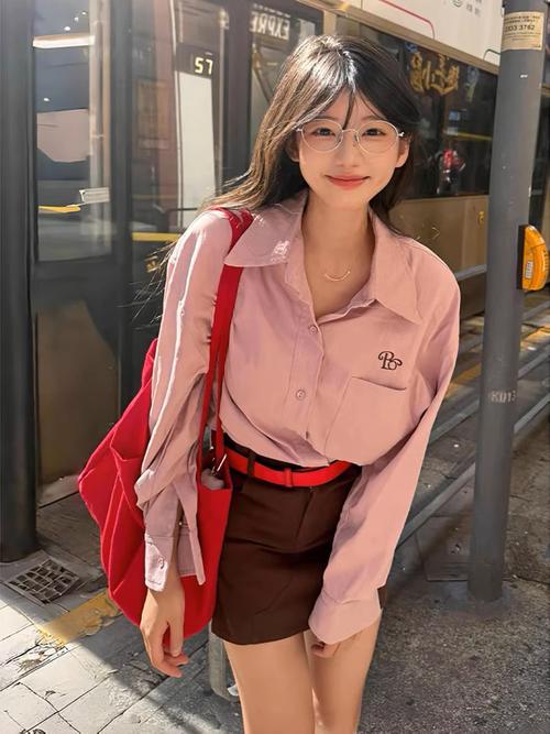 粉色衬衣配什么外套