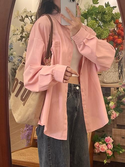 粉色衬衣配什么外套