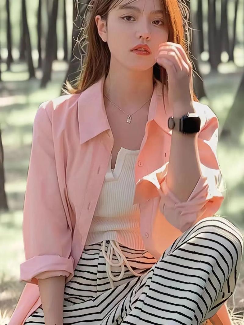 粉色衬衣配什么外套