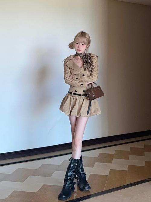 蓬蓬连衣裙子怎么搭配风衣