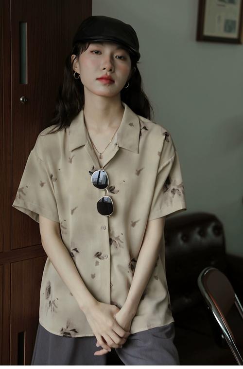 卡其色的衬衣怎么搭配