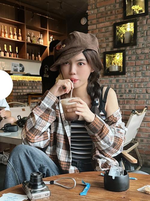 卡其色格子衬衣怎么搭配