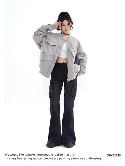 灰色长款棒球服怎么搭配