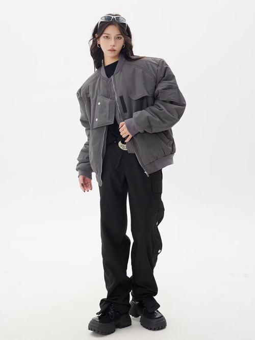 灰色长款棒球服怎么搭配