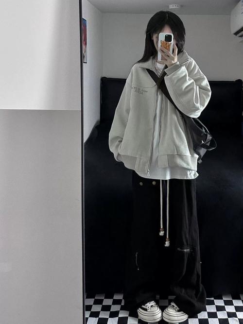 灰色长款棒球服怎么搭配