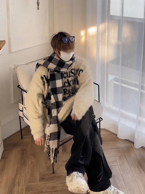 男生穿米色的毛衣怎么搭配什么围巾好看图片