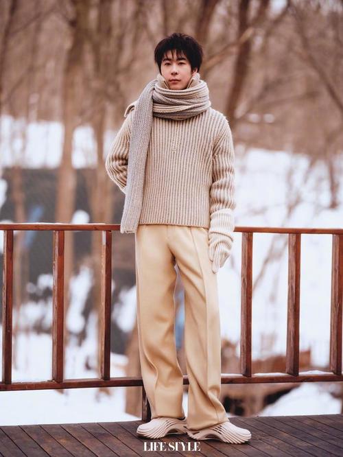 男生穿米色的毛衣怎么搭配什么围巾好看图片