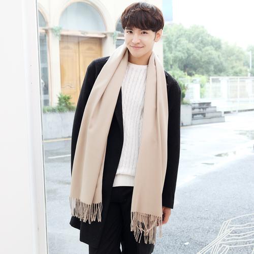 男生穿米色的毛衣怎么搭配什么围巾好看图片