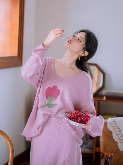 粉色半裙配什么上衣