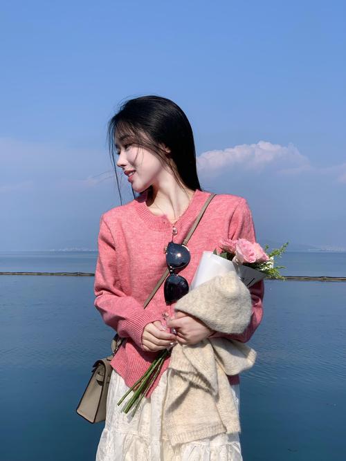 粉色半裙配什么上衣