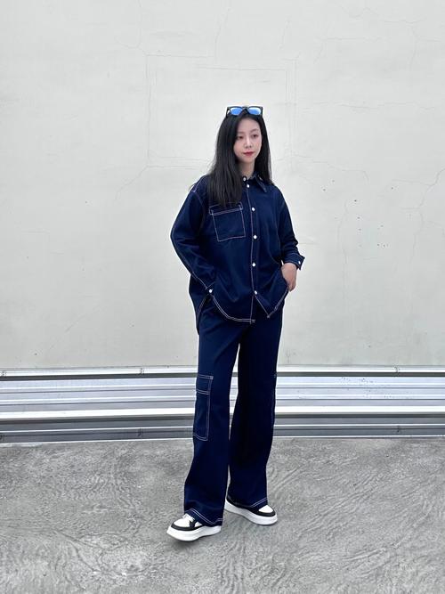 牛仔衣下面怎么搭配什么裤子好看