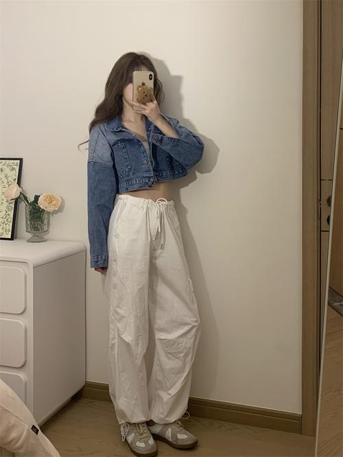 牛仔衣下面怎么搭配什么裤子好看