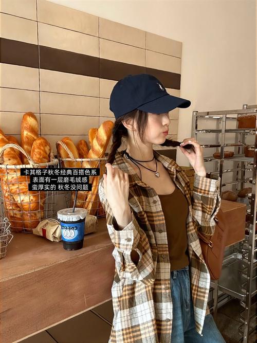 女卡其色衬衫怎么搭配