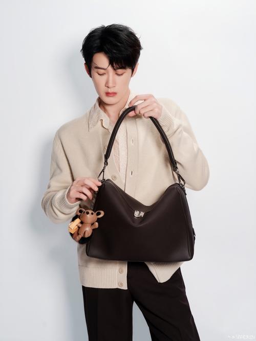 男生穿米色的毛衣怎么搭配图片欣赏