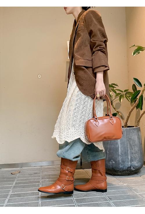 复古款的靴子怎么搭配衣服图片