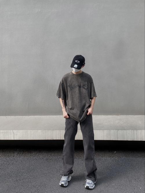 男生灰色短袖怎么搭配裤子