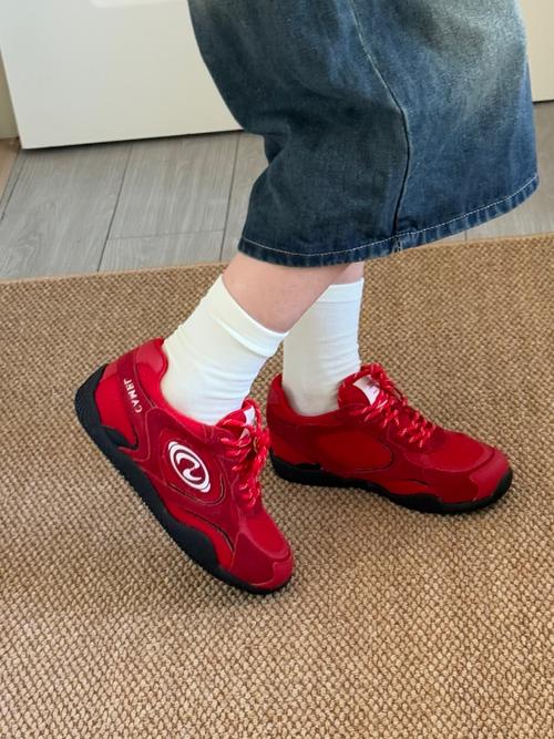 红色鞋配什么颜色裤子