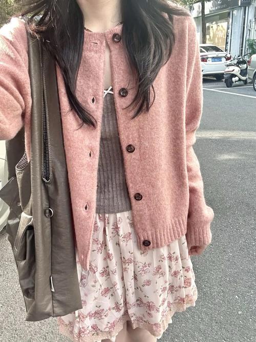 粉色中长款针织衫怎么搭配图片