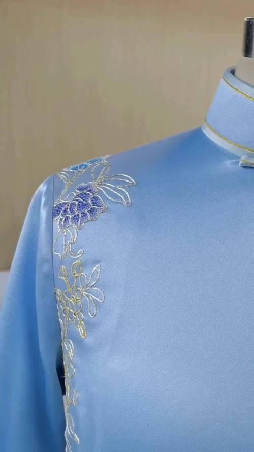 水蓝色搭配什么颜色