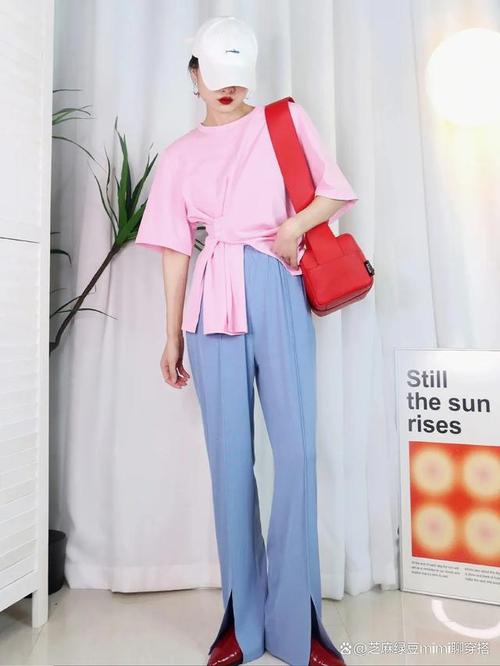 水蓝色搭配什么颜色