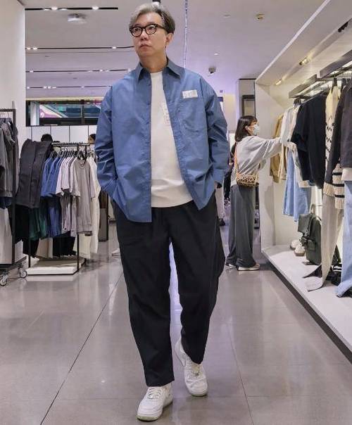 深灰蓝色衬衫下身怎么搭配