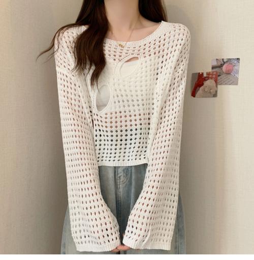 镂空毛衣里面穿什么