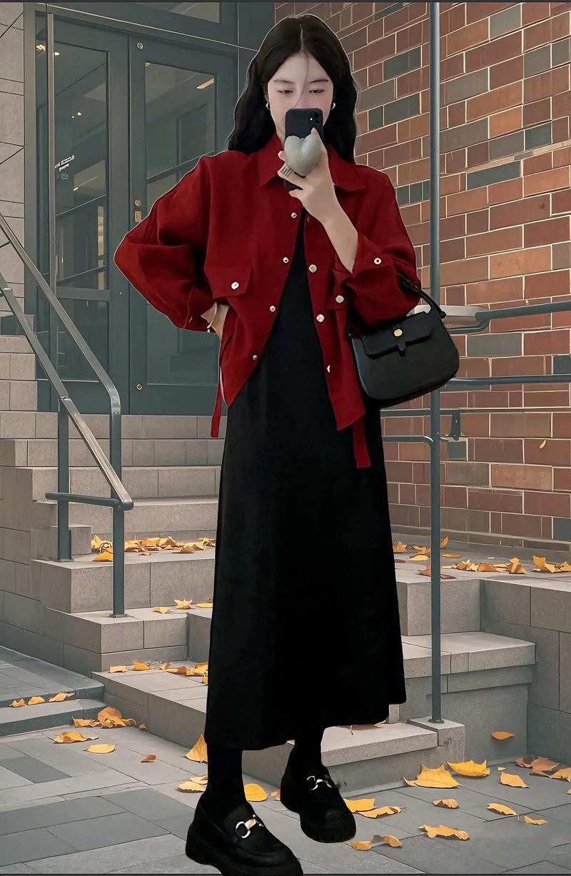 女生酒红色上衣怎么搭配裤子