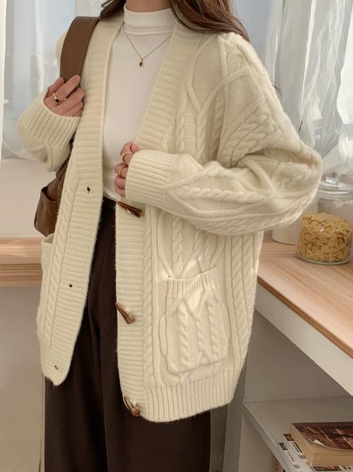 米色大款毛衣怎么搭配下面