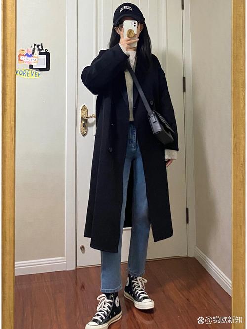 黑色牛仔衣女外套怎么搭配什么裤子好看吗