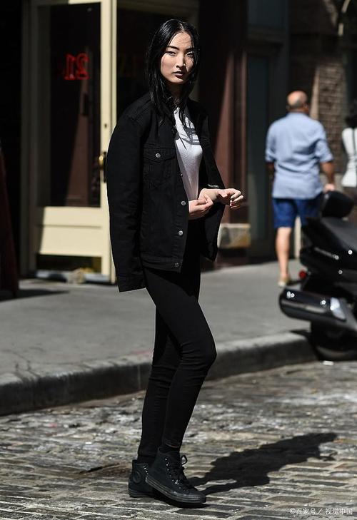 黑色牛仔衣女外套怎么搭配什么裤子好看吗