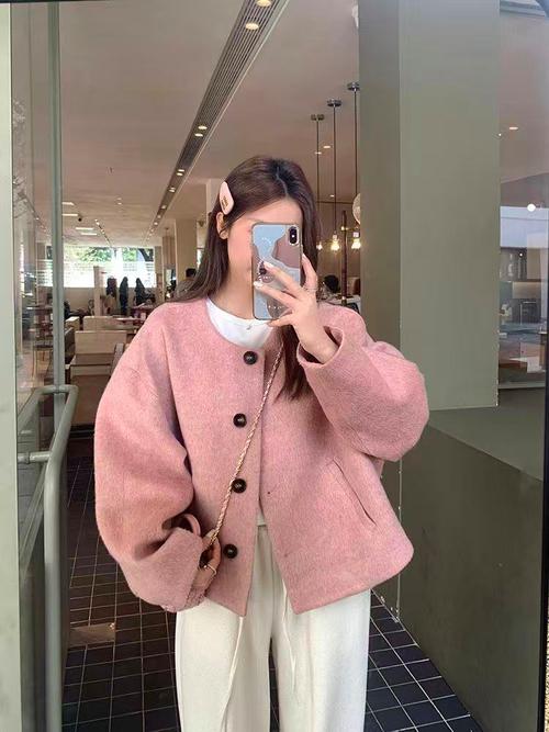 粉色长风衣怎么搭配图片