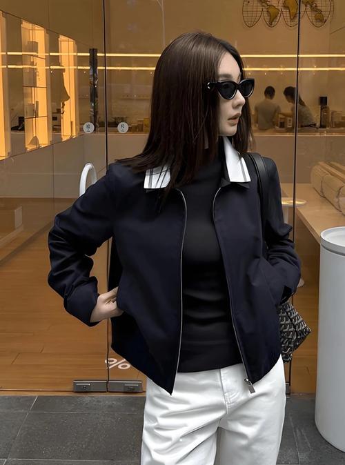 女式黑色短夹克怎么搭配