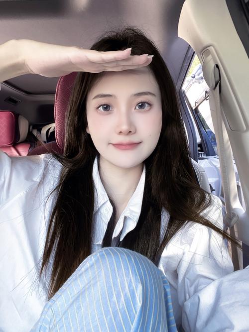 学生白衬衫怎么搭配女