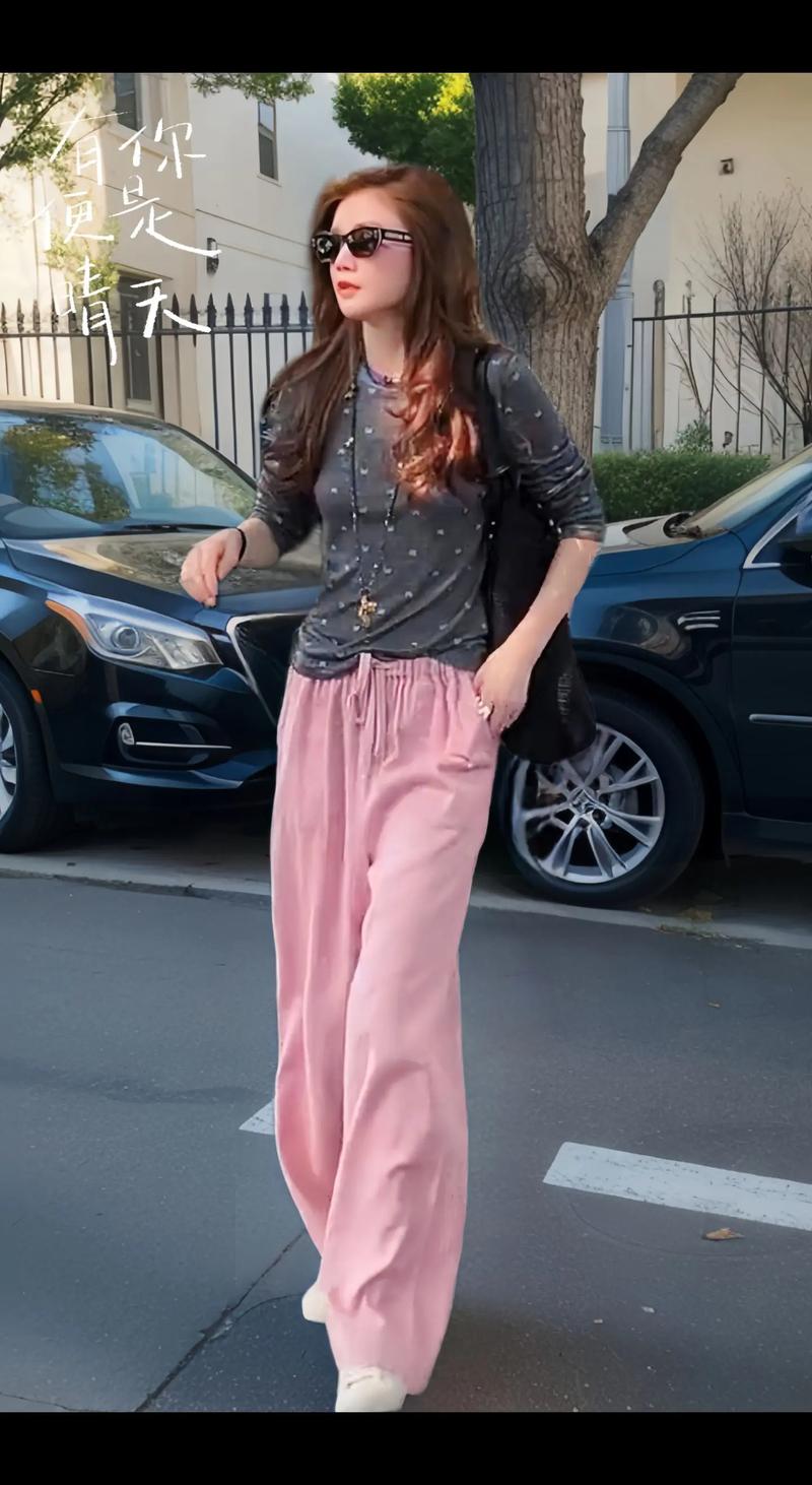 粉红色上衣配什么裤子