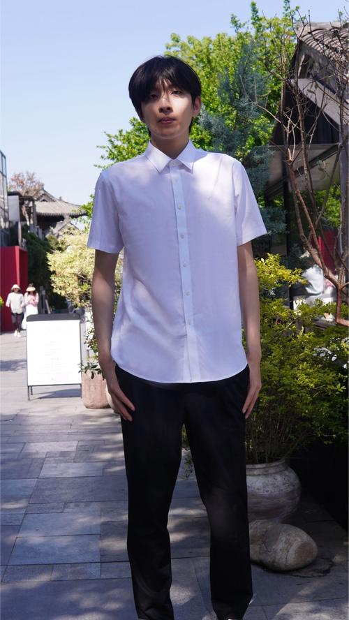 学生白衬衫怎么搭配男