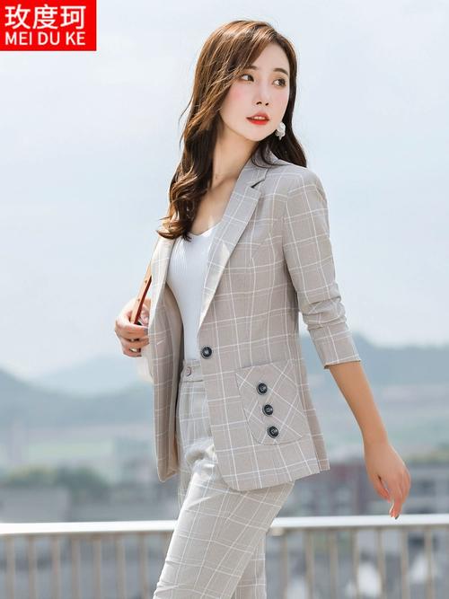 矮个子女生怎么搭配格子西装