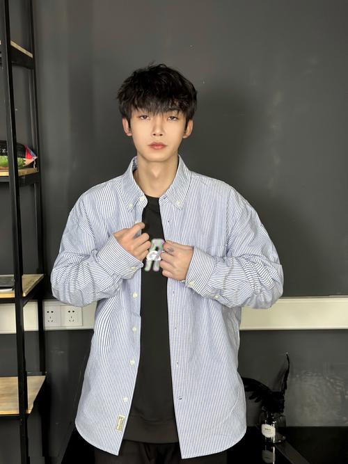 男生蓝白条纹衬衫怎么搭配
