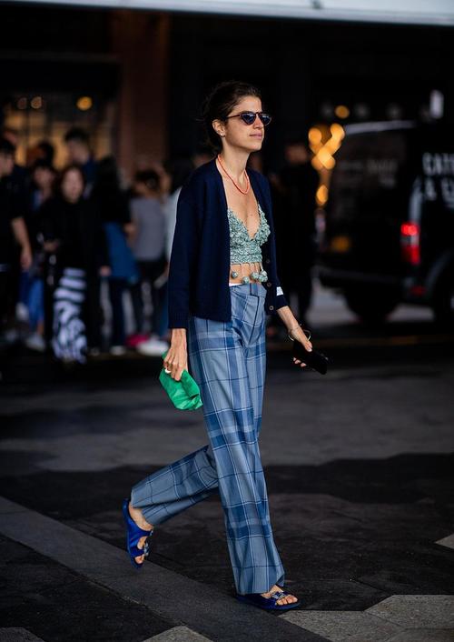 皮肤黑怎么搭配衣服裤子好看图片欣赏