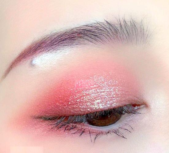 酒红色的眼影怎么搭配好看