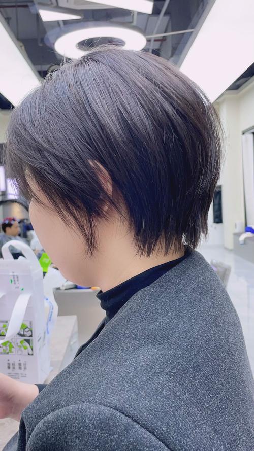 超短的头发怎么搭配衣服