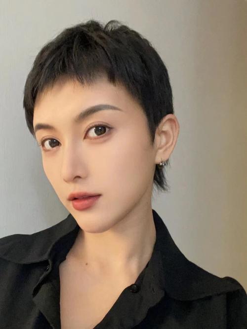 超短的头发怎么搭配衣服