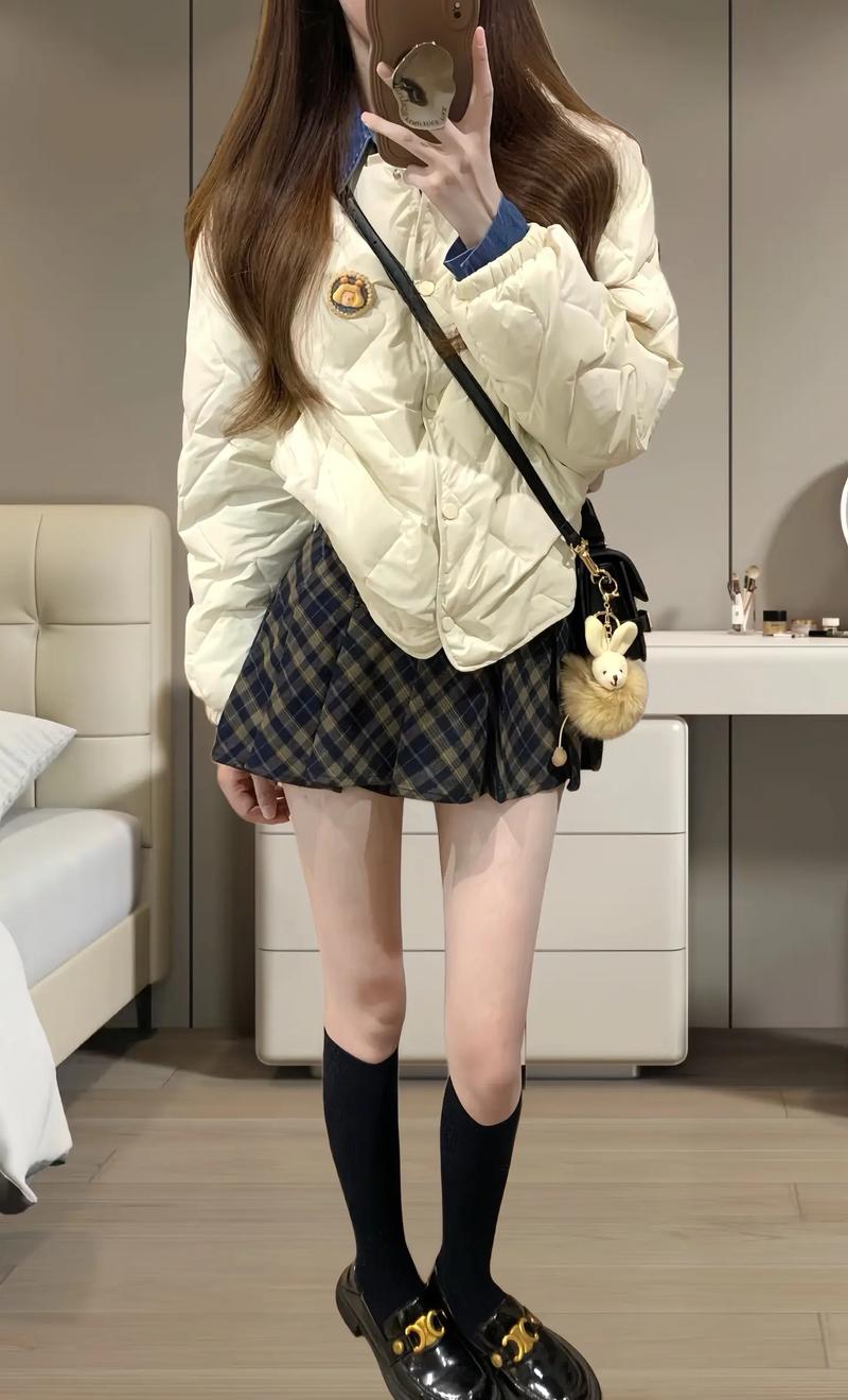 格子百褶裙怎么搭配什么外套好看