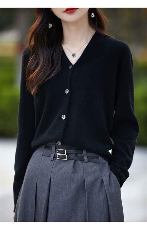 女士开衫里面怎么搭配