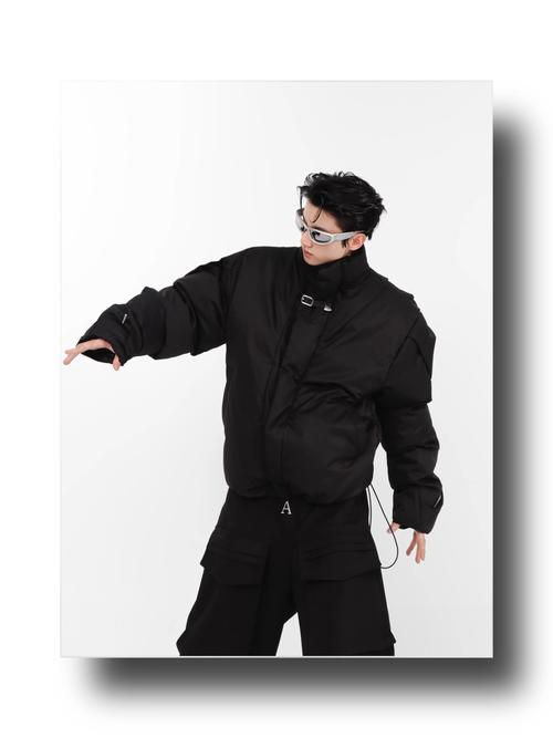 男生灰色面包服怎么搭配图片